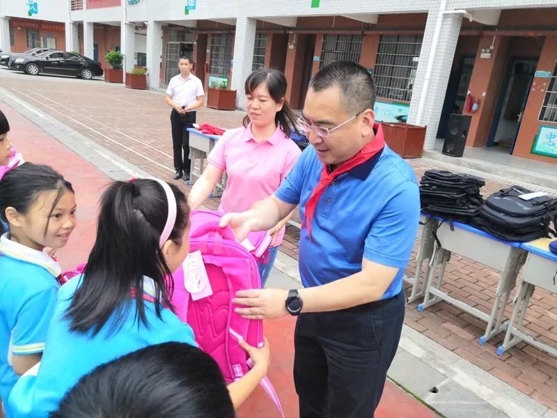 2019年5月28日,龙南县人大常委会副主任余美华在县妇联主席廖雪莹,南