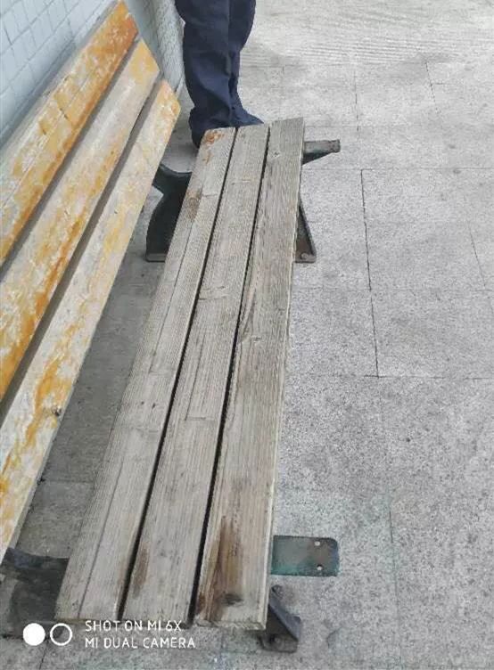 休闲椅维修前休闲椅维修后统一标识标牌清淤应急行动由于小区管网老化程