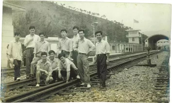 不远处在这张老照片上今年65岁的广深铁路股份有限公司退休员工梁兆欢