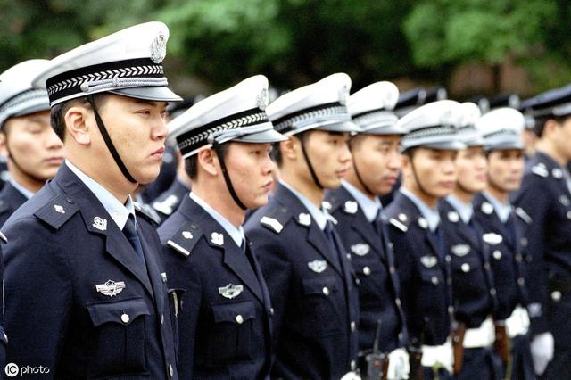 四,定向招警上海市公安系统人民警察招考学员属于定向招警,全日制大专