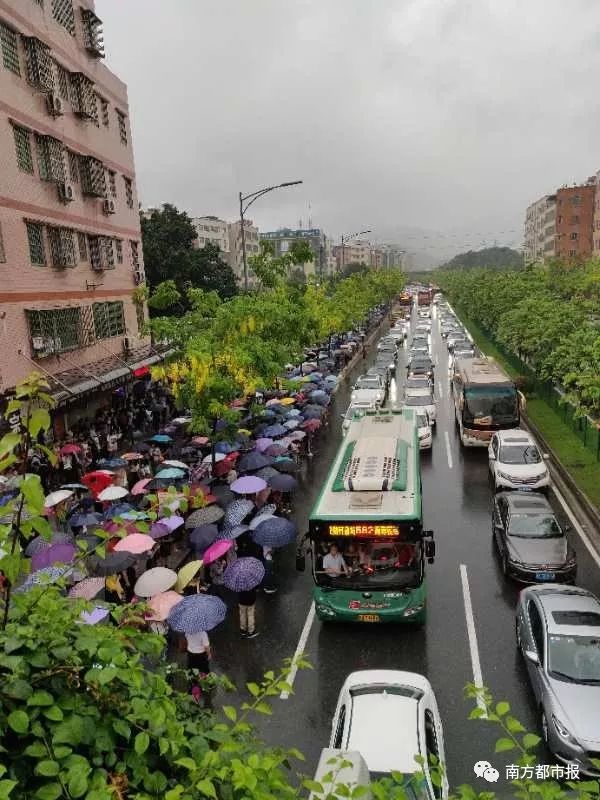 坐标天河岑村红花岗,每到暴雨天都是图示场景,就算带了伞也会被其他人