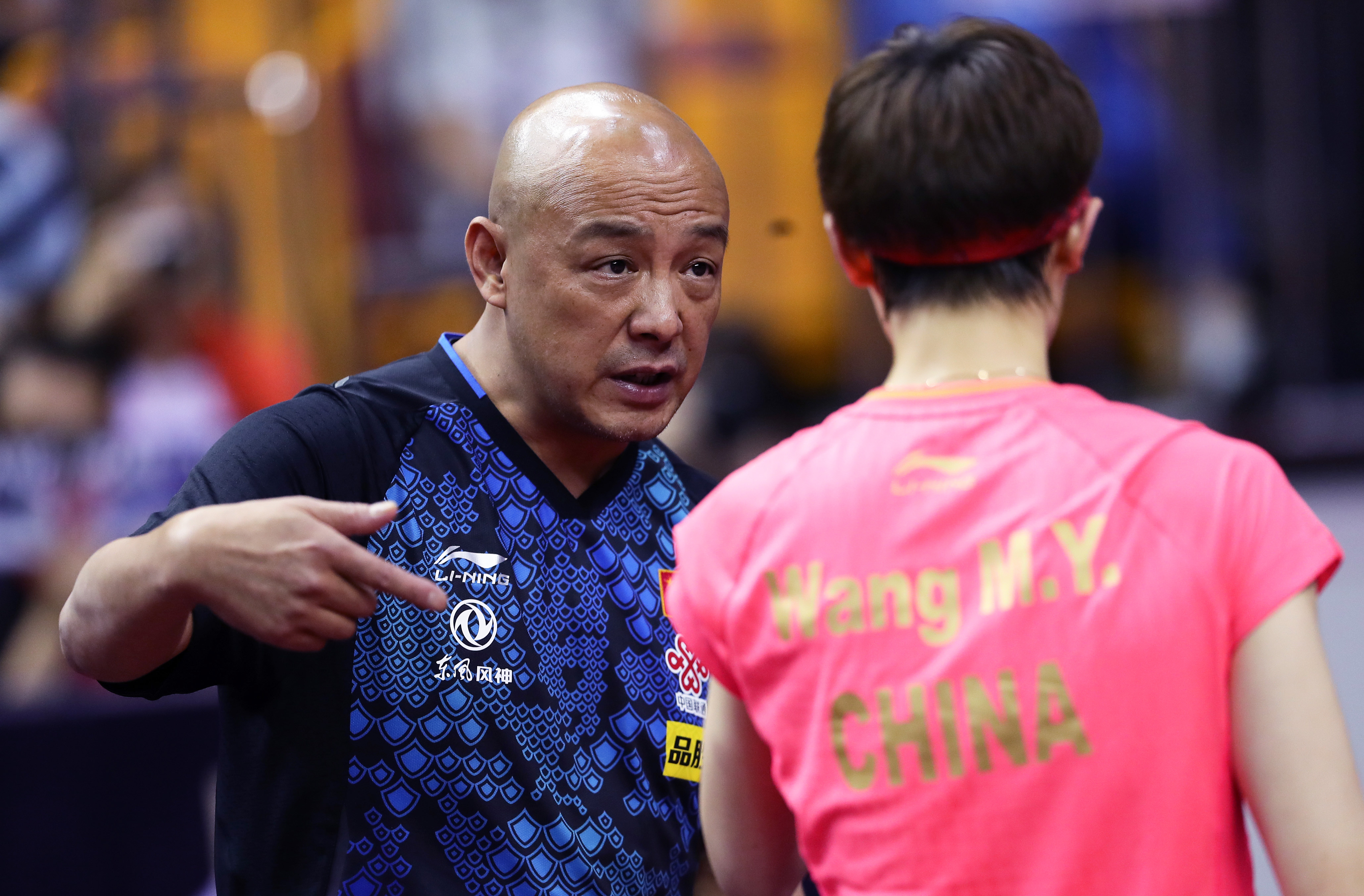 5月30日,教练肖战(左)在比赛中指导王曼昱.