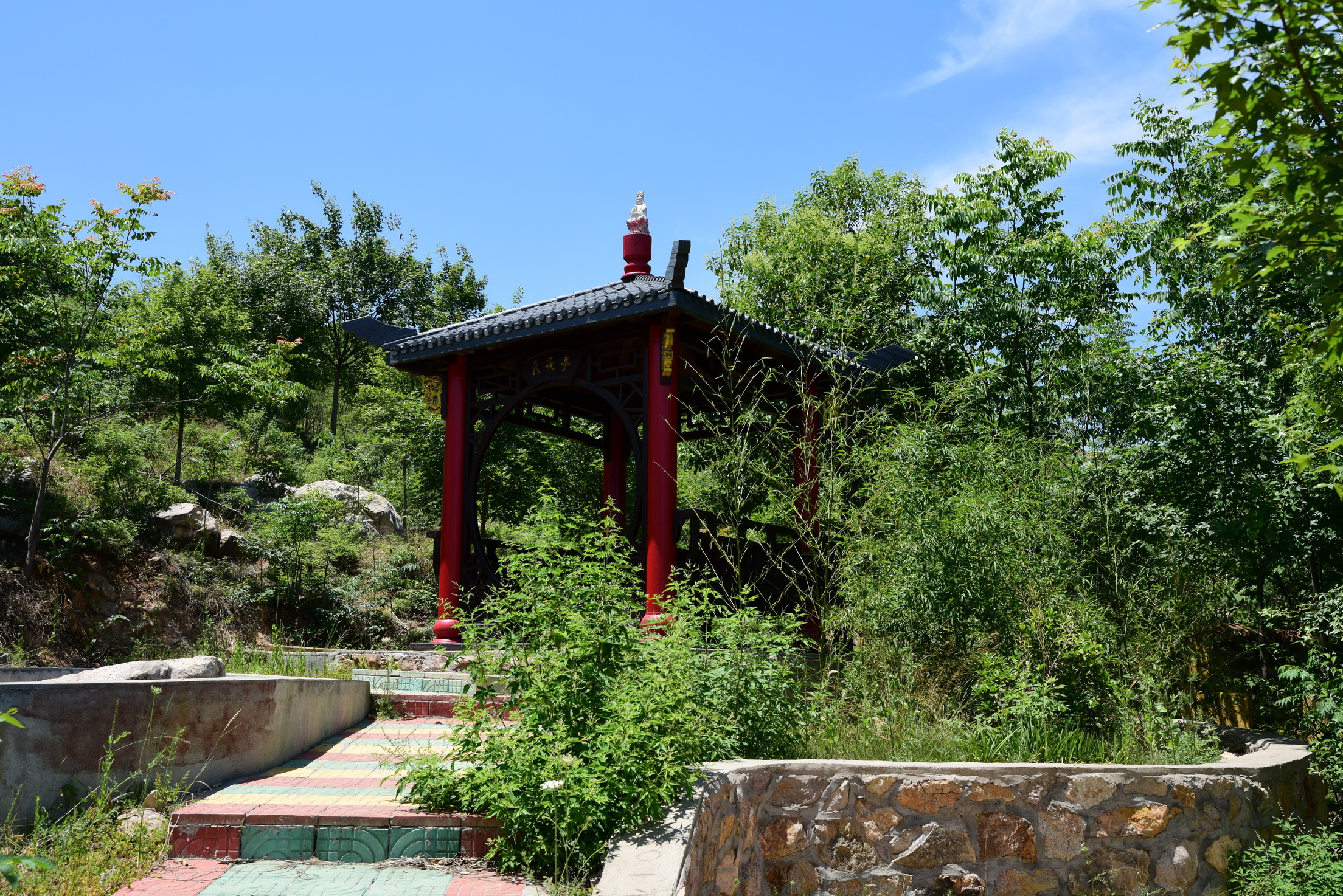 行走在徐州市茅村镇洪里村古老的寺庙和岩洞古石桥和石头房子