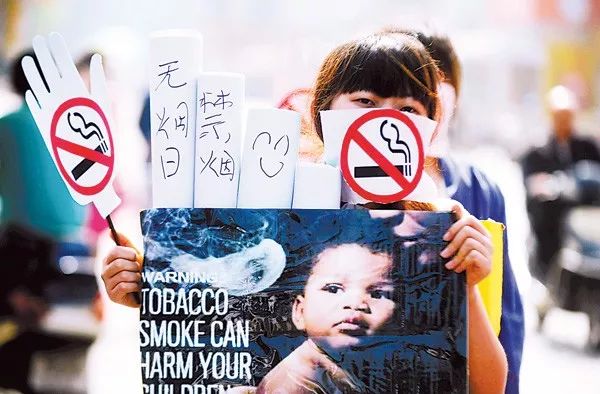                     我想给孩子抽根烟，你介意吗？
