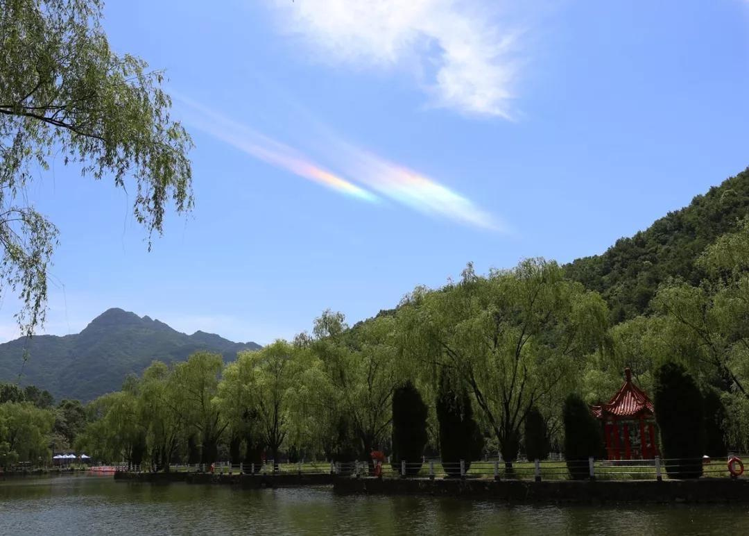 望仙大峡谷上空昨日涌现七彩祥云