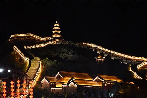 ▽雁门关设计师用灯光体现当年古战场的历史文化,通过塑造山体和长城
