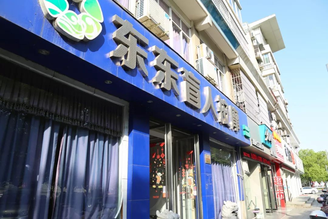 的单位都向我们家伸出了援助之手,包括我那时候在湖州中学读书的老师