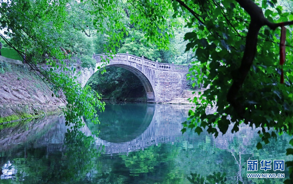 四季常青,景色宜人,景区内有著名的玉泉寺,玉泉铁塔及珍珠泉