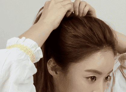 step 1 先取出发顶头发 用梳子反向梳理制造出蓬松感 再简单扎出一个