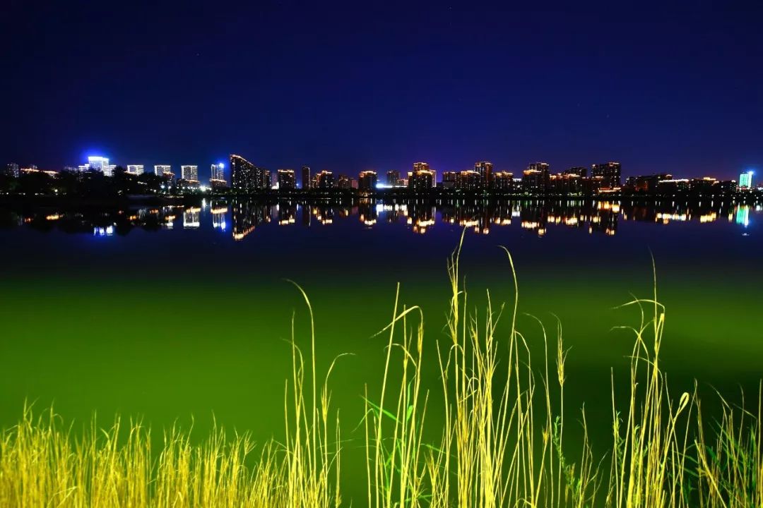 一边欣赏绝美的夜景 一定会成为难忘的回忆 夜晚的银川变得 别样舒适