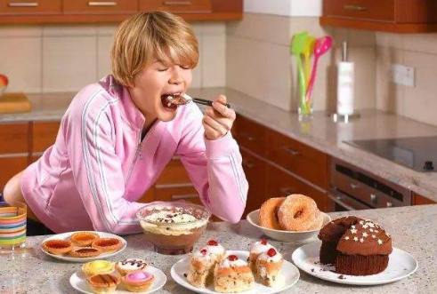                     原创            这4类食物晚上吃，等于“害”了孩子，长虫牙，还影响大脑发育