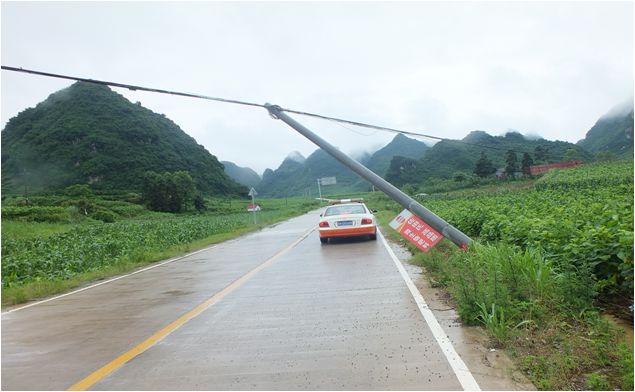 宜州路政冒雨巡查保畅通_公路