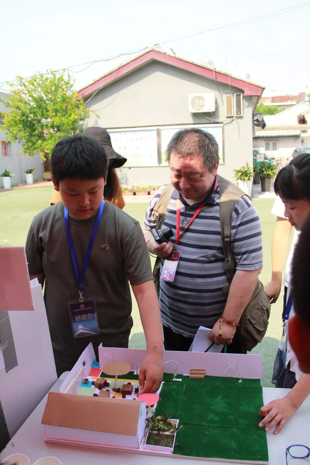 专家评审▲参赛学生在讲解方案方案讲解参与评审的还有北京市中学特级