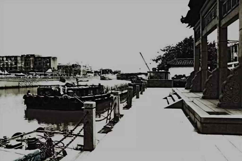 大生码头牌坊矗立在大生集团厂门临河码头,见证了大生纱厂的兴衰.