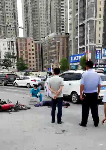 龙川泰华城附近发生车祸,一名男子倒地不起.