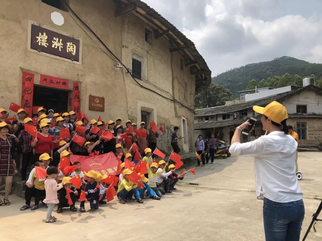 △南靖县龙山镇坪埔村妇女之家唱响《我和我的祖国》