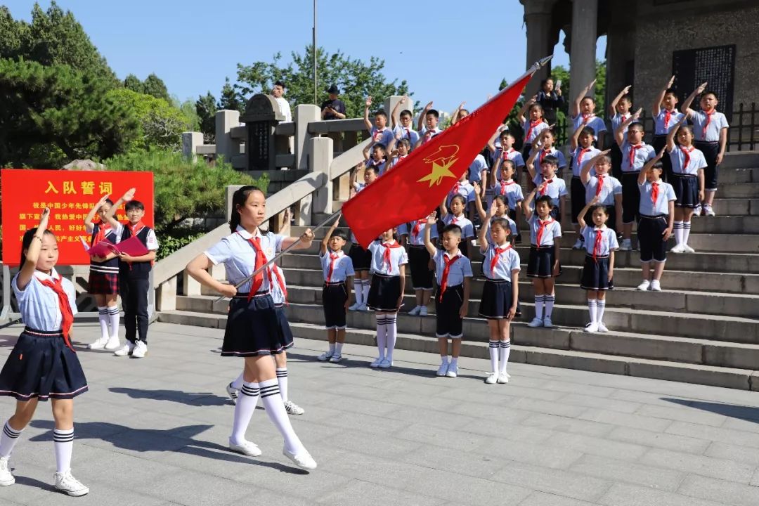 伴随着嘹亮的出旗曲,仪式进行第一项"出旗",少先队员行队礼.