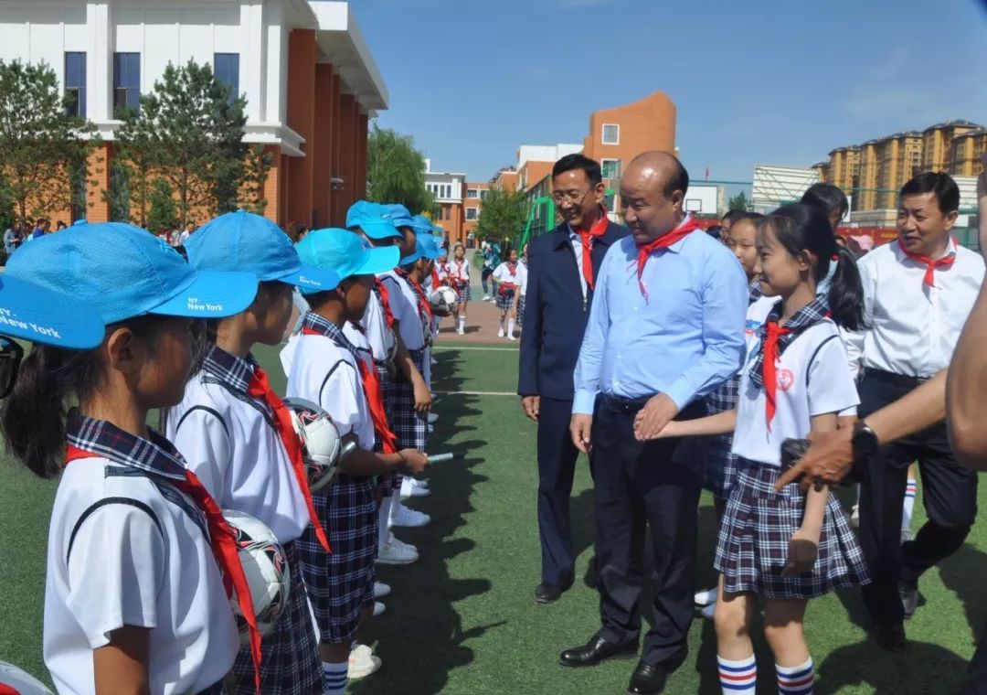 在达拉特旗实验小学,斯琴毕力格查看了校园文化建设情况,观