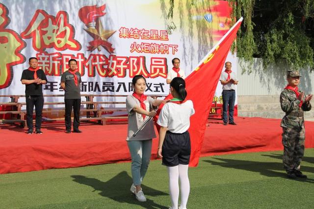 长治市火炬中学举行争做新时代好队员新队员入队暨红色传递仪式