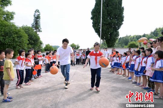 来自坦桑尼亚的留学生王汉之带着孩子们敲打非洲鼓,伴随着欢快的鼓声