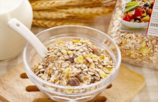                     原创            这4类食物晚上吃，等于“害”了孩子，长虫牙，还影响大脑发育