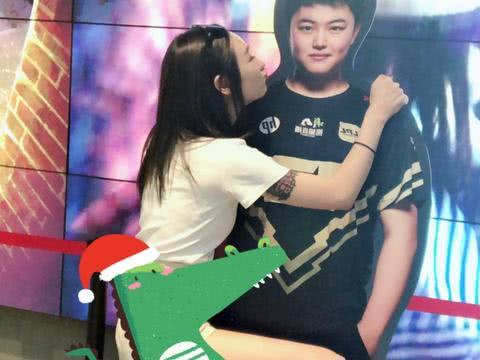 职业电竞人uzi竟古板保守,不让女友穿吊带装,婷婷:cnm