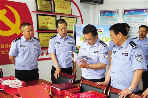 市公安局政治部副主任王存江,机关党委专职副书记义丽,市交警支队政委
