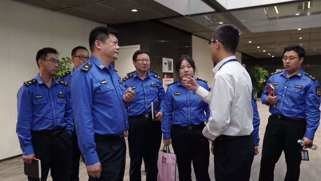 学习组一行首先前往浦东新区城市管理行政执法局开展交流学习活动.