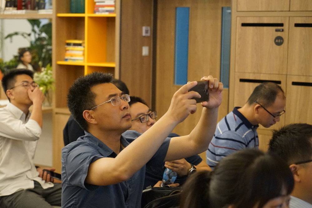 让虎嗅作者听到懵逼的演讲,到底有多硬核