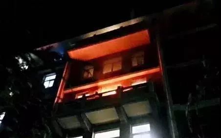 江西九江学院主校区28栋,学生公寓4楼一宿舍发生火灾 好在屋内无人