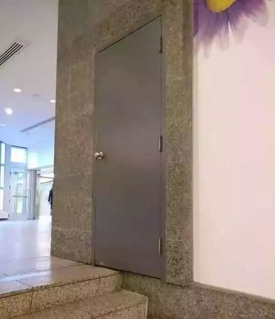 把门设计在楼梯中间,一脚定天堂地狱哎,噗啊哈哈哈