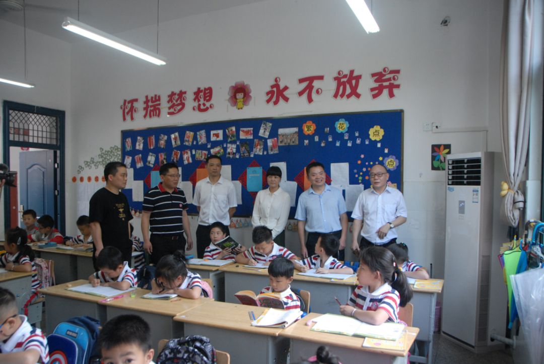 小学教室里有空调吗 8e17cb1851084e0baf4f8a07a2a72b11.jpeg