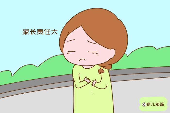                     原创            宝宝在外滑滑梯被烫伤，穿开裆裤有风险，家长要小心