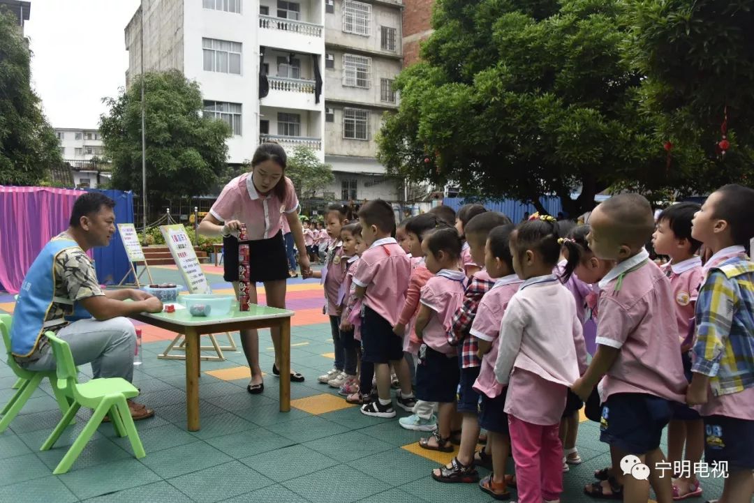"美食节"亲子表演 宁明县幼儿园"六一"乐翻天