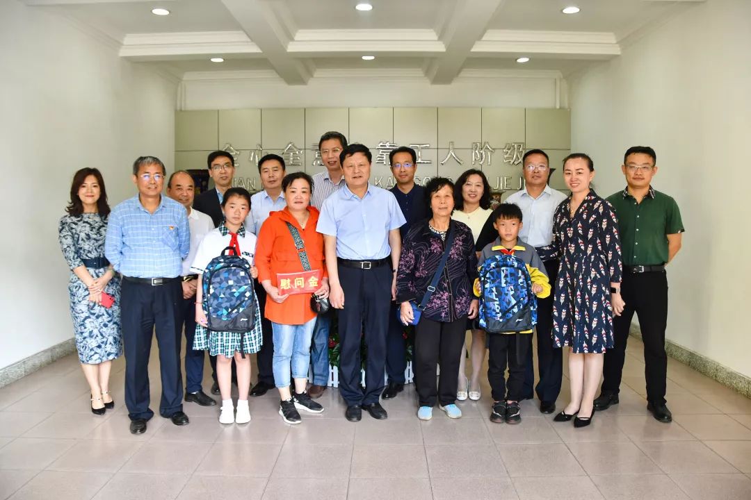 在"六一"国际儿童节来临之际,集团副总经理肖亚宁代表潞安集团,为益民