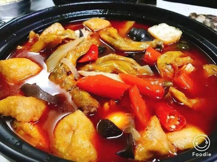 在南宁10块钱能吃什么?在亭洪路能吃满满一锅田螺鸭脚煲!