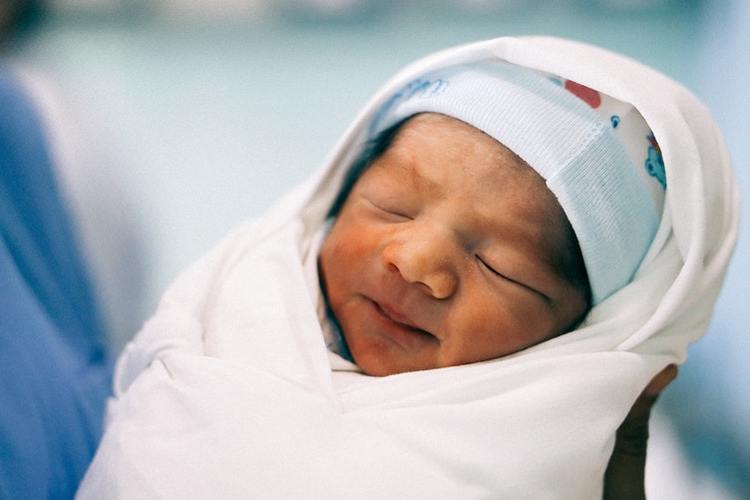                     原创            宝宝刚出生就裹襁褓、喂奶粉，都可能是母乳喂养的“拦路虎”！