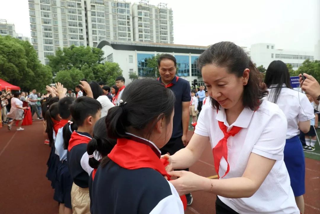 中, 当《少年先锋队队歌》奏唱完毕, 吴门教育集团第二实验小学的老师