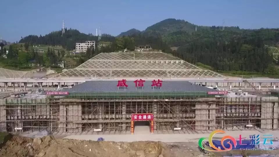 成贵高铁共设17个站点,在云南境内,有 镇雄,威信,新街3个站点