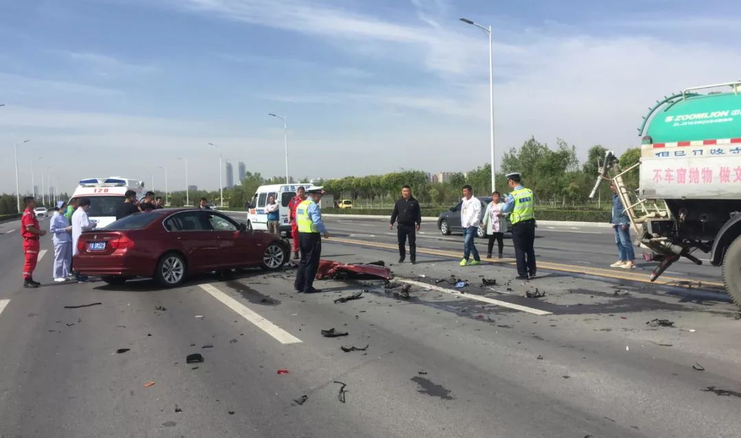 银川街头:一辆宝马车追尾洒水车!宝马车头损毁严重.