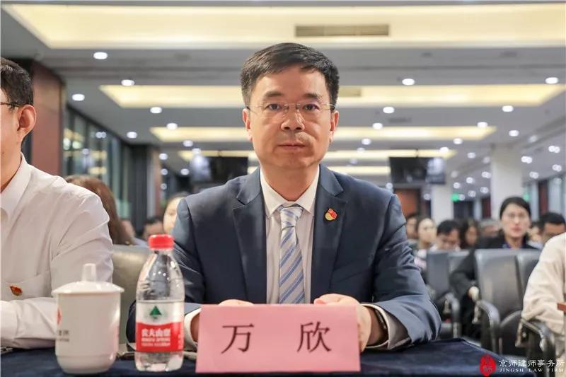 图:北京市高级人民法院民二庭庭长薛强座谈会上,万欣副会长首先发表