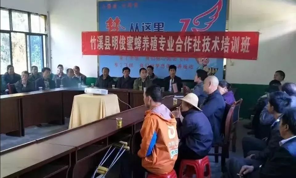 在回乡创业助乡亲脱贫致富的成功人士中,兵营镇的童明俊和县河镇的方