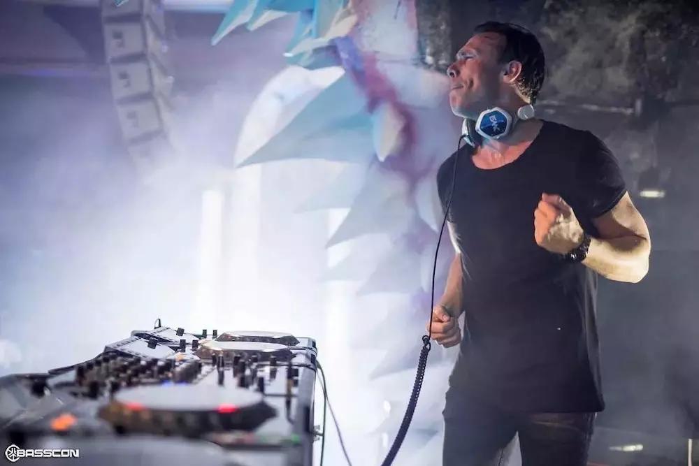 深圳superface酒吧 hardstyle开拓者dj isaac 用熟悉旋律 诠释硬派