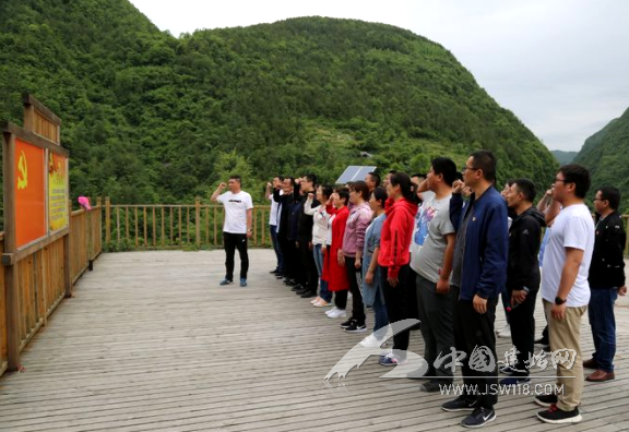 当代红色教育基地店子坪村,走访了农户,走过了茶盐古道,体验了愚公路