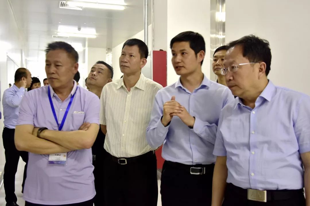 会议期间,潞安集团领导刘俊义和唐军华分别陪同参会嘉宾到潞安煤基
