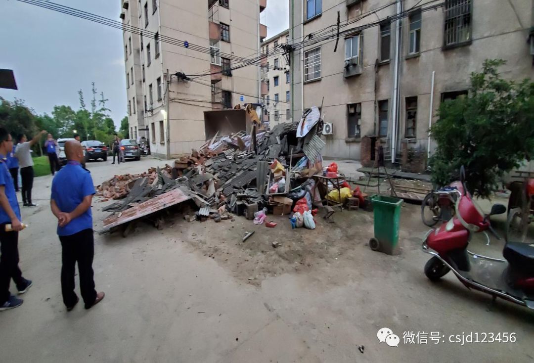 多方部门联动 拆除老旧小区违建_竹山