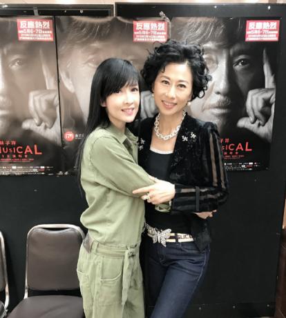51岁周慧敏与58岁叶倩文合影被吐槽像母女差距一目了然