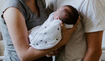                     原创            宝宝刚出生就裹襁褓、喂奶粉，都可能是母乳喂养的“拦路虎”！