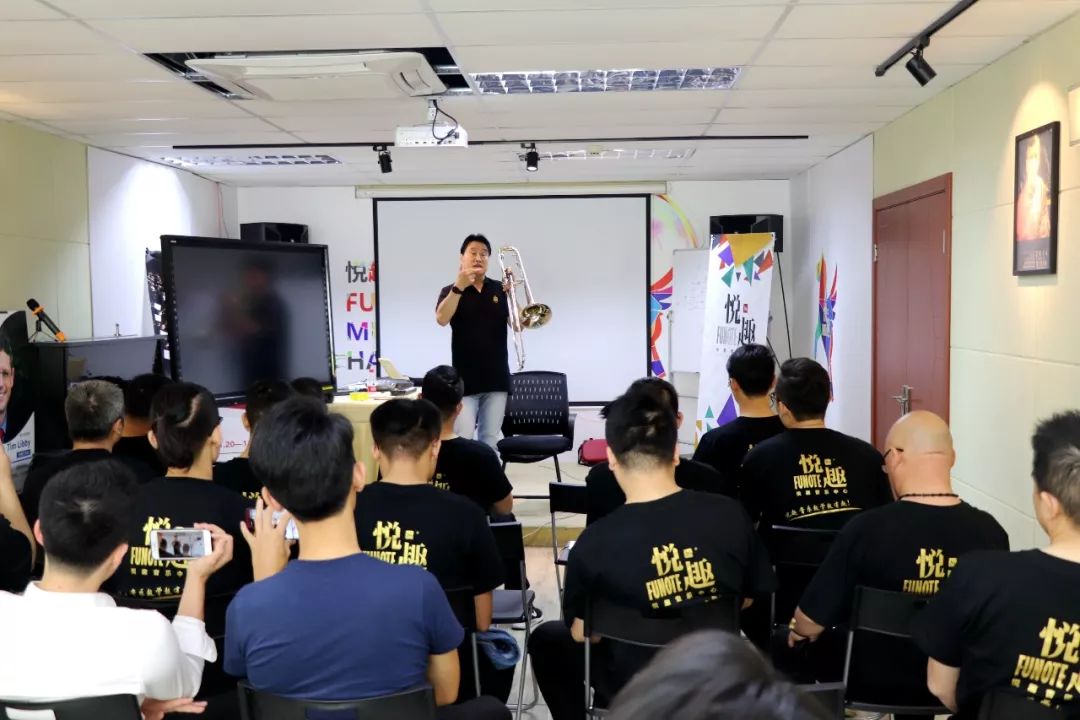 学院附中管乐科主任,上海音乐学院长号教师李大力老师为大家从呼吸