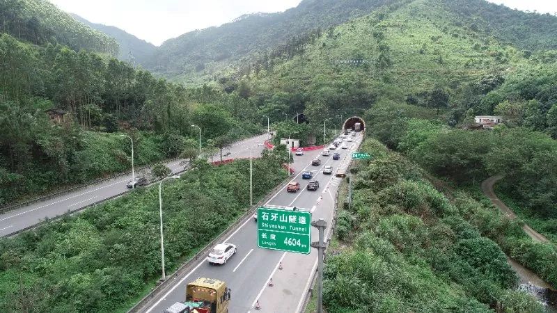 g80广昆高速石牙山隧道(广西方向)全封闭,还有